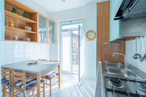 Balcony/Terrace, Kitchen or kitchenette, Dining area, stove