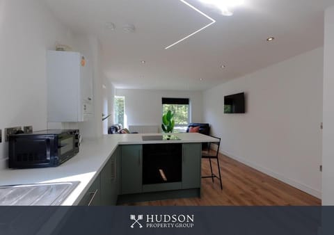 TV and multimedia, Kitchen or kitchenette, Dining area, oven, stove