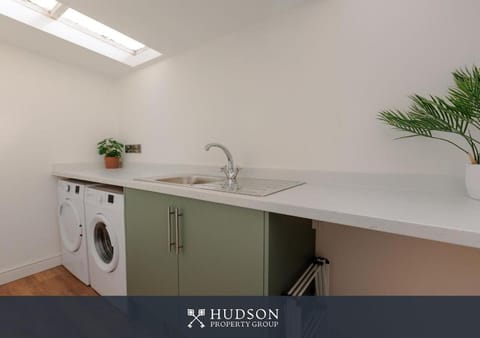 Kitchen or kitchenette, washing machine, dryer