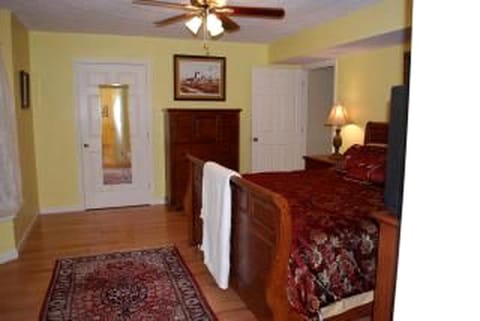 Charming Farm-Style Accommodation for Eight near Roanoke, Virginia House in New Castle