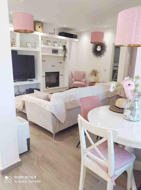 TV and multimedia, Living room, Photo of the whole room, Seating area, Dining area