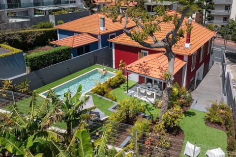Property building, Garden, Swimming pool, Location