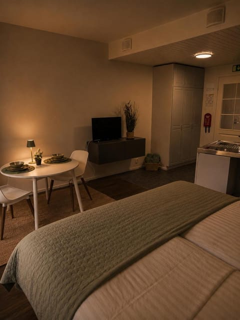 Bedroom, stove