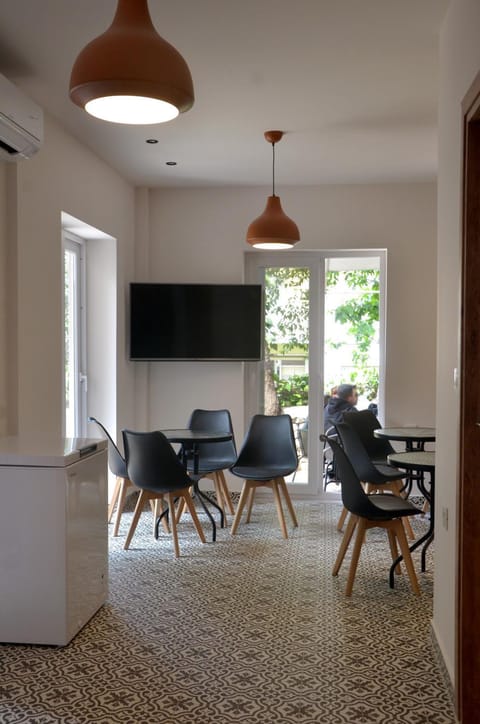 TV and multimedia, Seating area, Dining area