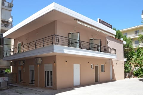 Property building, Day, Balcony/Terrace