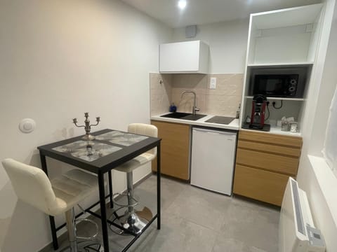 Kitchen or kitchenette, Dining area, stove