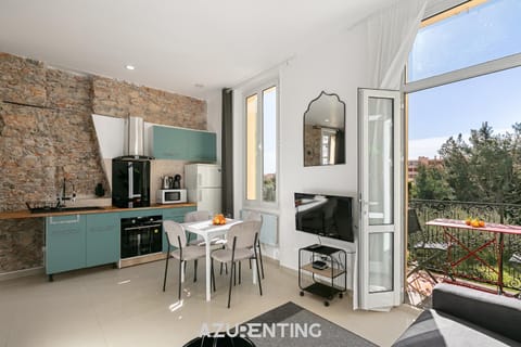 TV and multimedia, Balcony/Terrace, Seating area, Dining area, microwave, oven, stove, kitchen