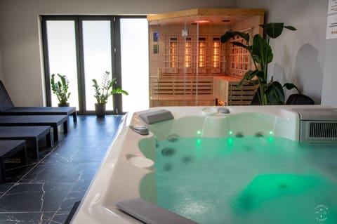 Hot Tub, Sauna