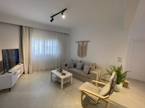 TV and multimedia, Living room, Seating area, Evening entertainment