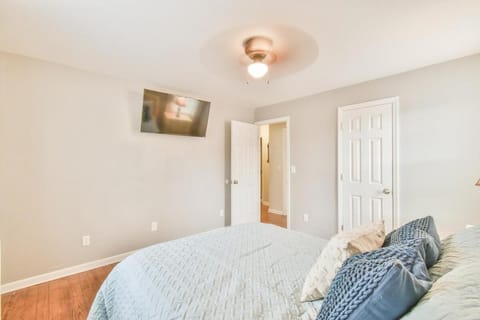 Bed, TV and multimedia, Bedroom