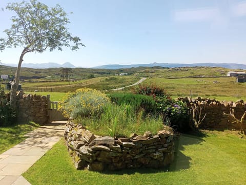Marsco Apartment - Garden & Patio - Sea Views Apartment in Scotland