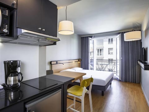 Property building, Bed, Kitchen or kitchenette, Photo of the whole room, Seating area, Dining area, Bedroom, stove