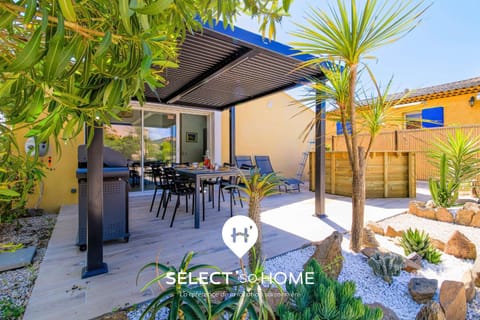Property building, Patio, Spring, Day, Garden, Dining area, Garden view