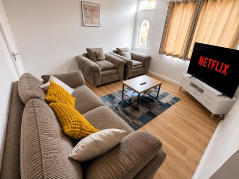 Communal lounge/ TV room, TV and multimedia, Living room, Seating area, internet