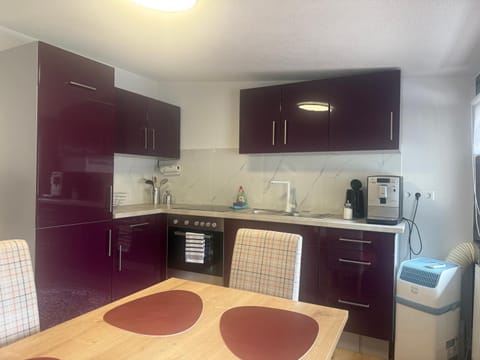 Coffee/tea facilities, Kitchen or kitchenette, Photo of the whole room, Dining area, oven, pet friendly