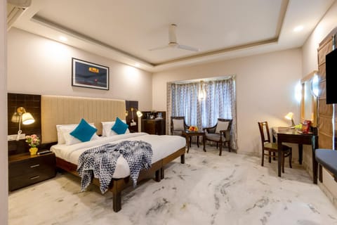 Bed, TV and multimedia, Living room, Photo of the whole room, Seating area, Bedroom