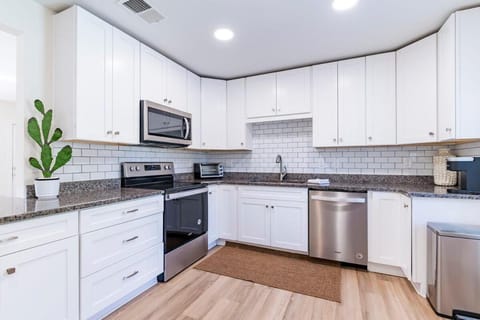 Clearwater Hideaway w Huge Lap POOL 7 min to BEACH House in Florida