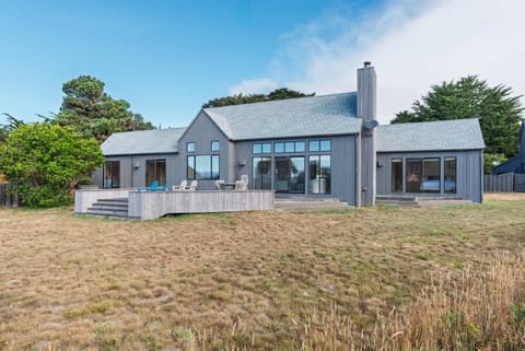Soak in Bluff & Ocean Views at Blair with Hot Tub House in Sonoma County