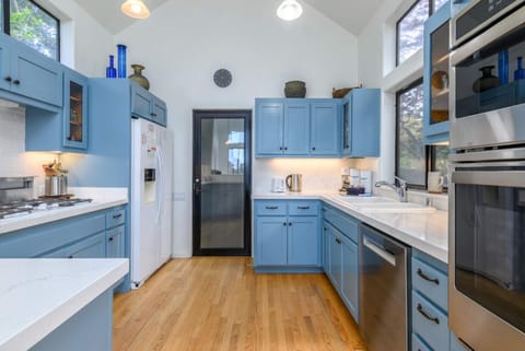 Soak in Bluff & Ocean Views at Blair with Hot Tub House in Sonoma County