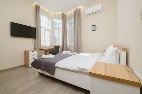 Bed, TV and multimedia, Photo of the whole room, Bedroom, air conditioner