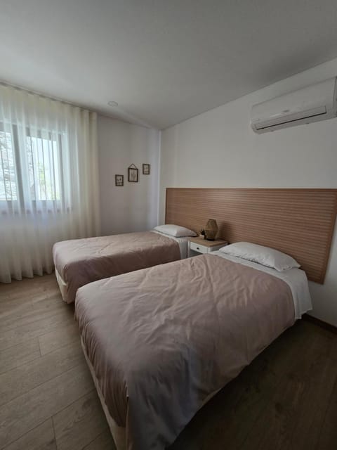 Bed, Photo of the whole room, Bedroom, air conditioner
