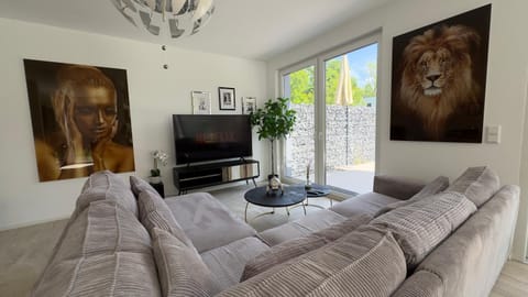 Communal lounge/ TV room, TV and multimedia, Living room, Seating area, Evening entertainment