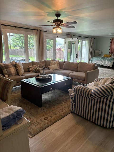 Bed, Living room, Photo of the whole room, Seating area