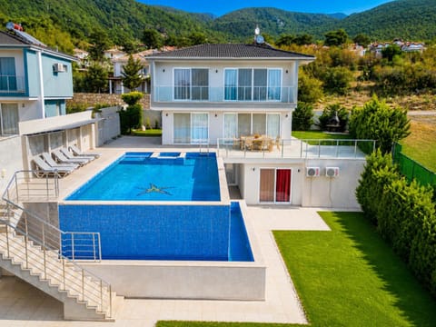 Property building, Swimming pool, sunbed