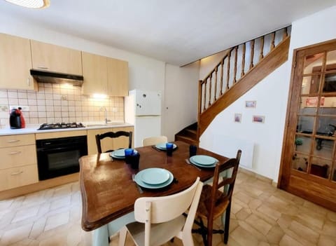 Kitchen or kitchenette, Dining area, stove