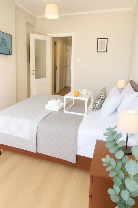 Bed, Photo of the whole room, Bedroom, towels