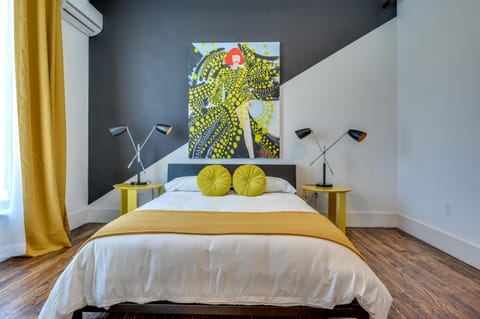 7 Private Suites Sleeps 25 Walkable to SXSW House in Austin