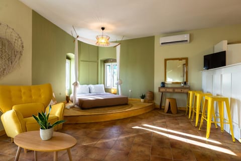 Bed, TV and multimedia, Living room, Photo of the whole room, Seating area, Bedroom, air conditioner