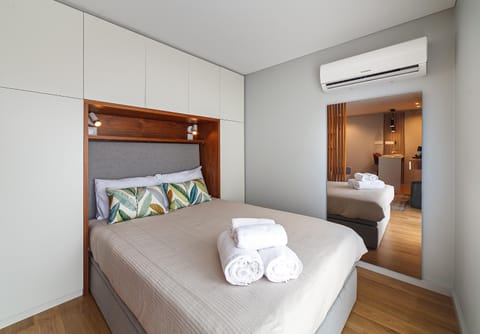 Bed, towels, air conditioner