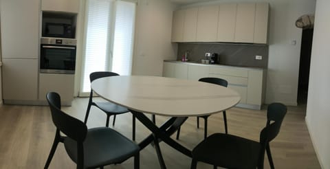 Kitchen or kitchenette, Dining area, oven, stove
