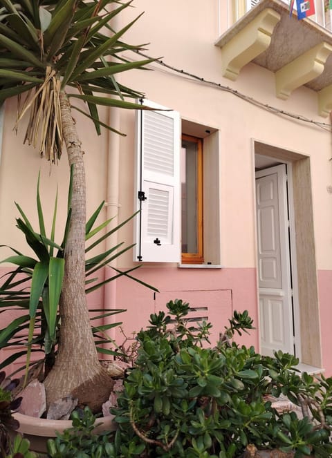 Property building, Facade/entrance, Day