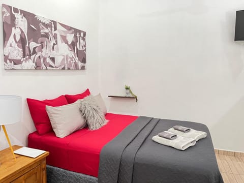 Bed, Photo of the whole room, Bedroom, towels