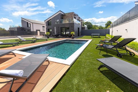 Property building, Patio, Day, Garden, Garden view, Pool view, Swimming pool, Swimming pool, sunbed