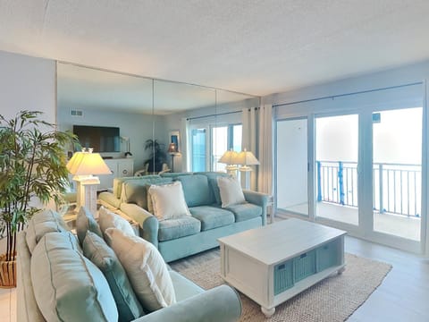 TV and multimedia, View (from property/room), Balcony/Terrace, Living room, Seating area, furniture