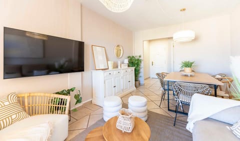Communal lounge/ TV room, Living room, Dining area