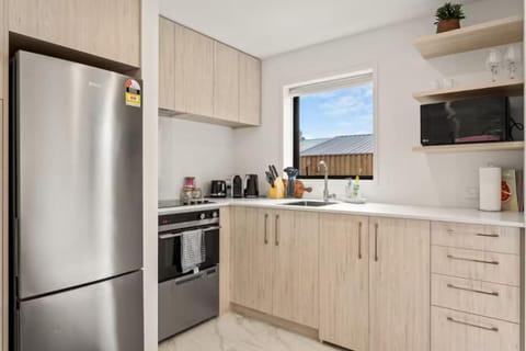 Charming 2 Bedroom Family Home House in Auckland