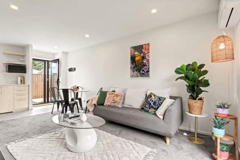 Vibrant 2 bed Henderson Abode House in Auckland
