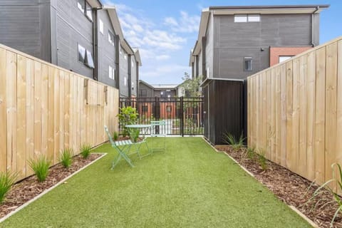 Vibrant 2 bed Henderson Abode House in Auckland