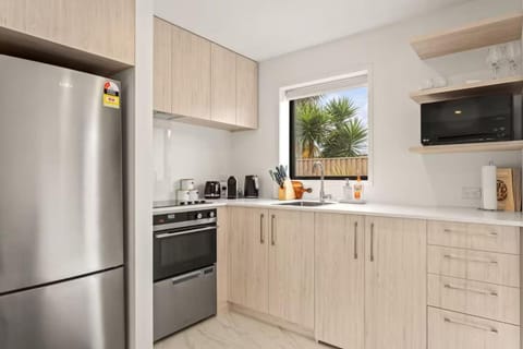 Vibrant 2 bed Henderson Abode House in Auckland