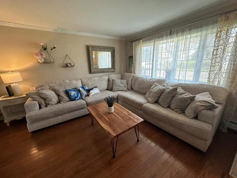 Selfie Walls l Spacious l Family Friendly l Near Beach House in Colorado