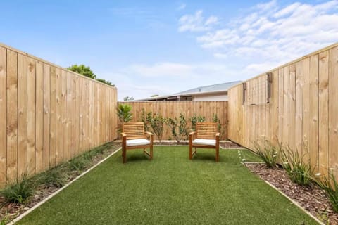 Modern and Bright Auckland 2 Bed House in Auckland