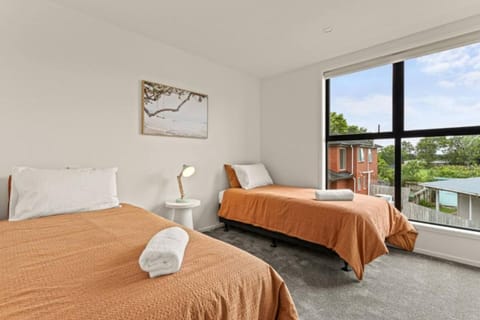 Warm and Bright 2 Bed Townhouse House in Auckland