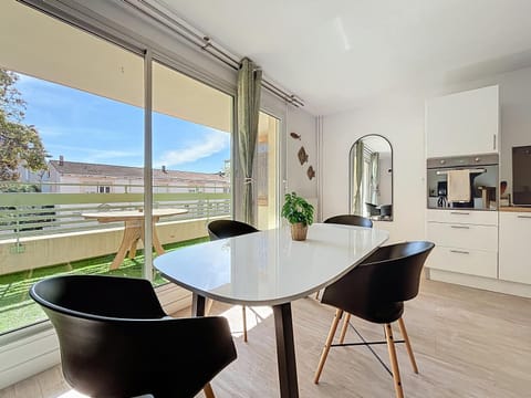 Patio, Balcony/Terrace, Living room, Dining area