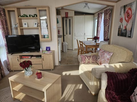 Communal lounge/ TV room, TV and multimedia, Living room, Seating area, Dining area