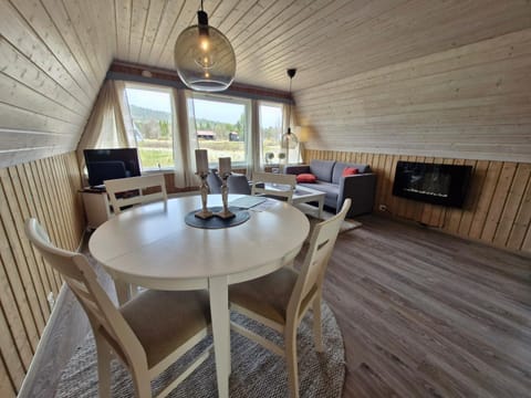 TV and multimedia, Living room, Seating area, Dining area
