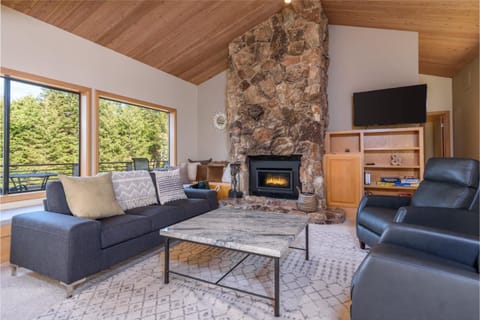 Riverview - Private Hot Tub - Sleeps 12 House in Sonoma County